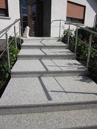 Eingangstreppe mit Laufpodesten in Granit Bianco Sardo 